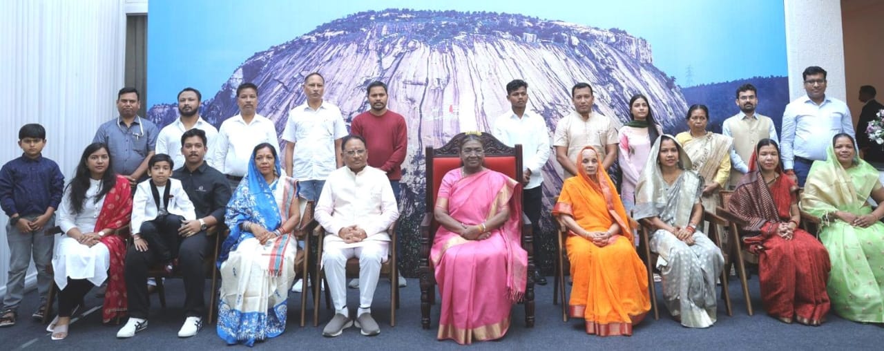 राष्ट्रपति श्रीमती द्रौपदी मुर्मु ने मुख्यमंत्री श्री विष्णुदेव साय और परिजनों के साथ मधेश्वर पहाड़ की बैक ग्राउंड में खिंचवाई तस्वीर